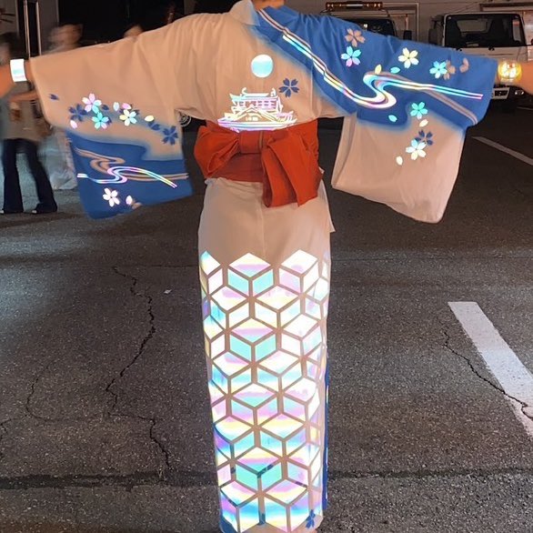 ド派手なムードに様変わり