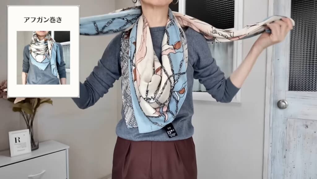 胸元にあてて首後ろで交差したらサイドで巻くだけ！