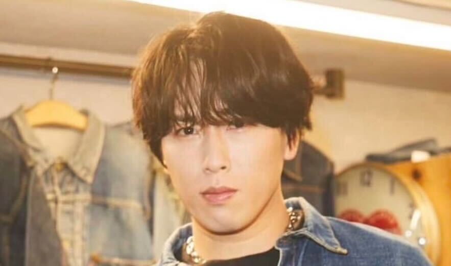 様子がおかしいw」SnowMan宮舘涼太、公式グッズに異変 「宮舘担の癖が