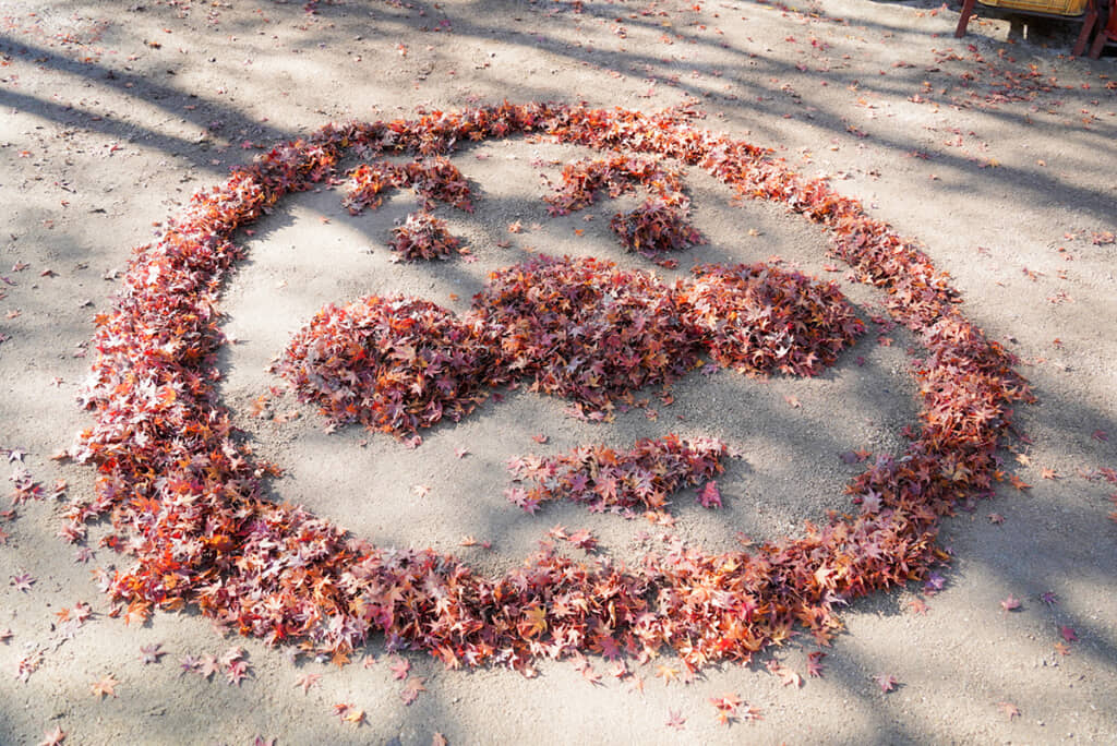 誰かが作ったアンパンマンの落ち葉アートを発見！