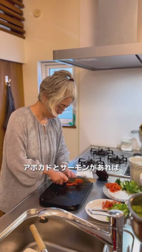 さらにサーモンやマグロも切って