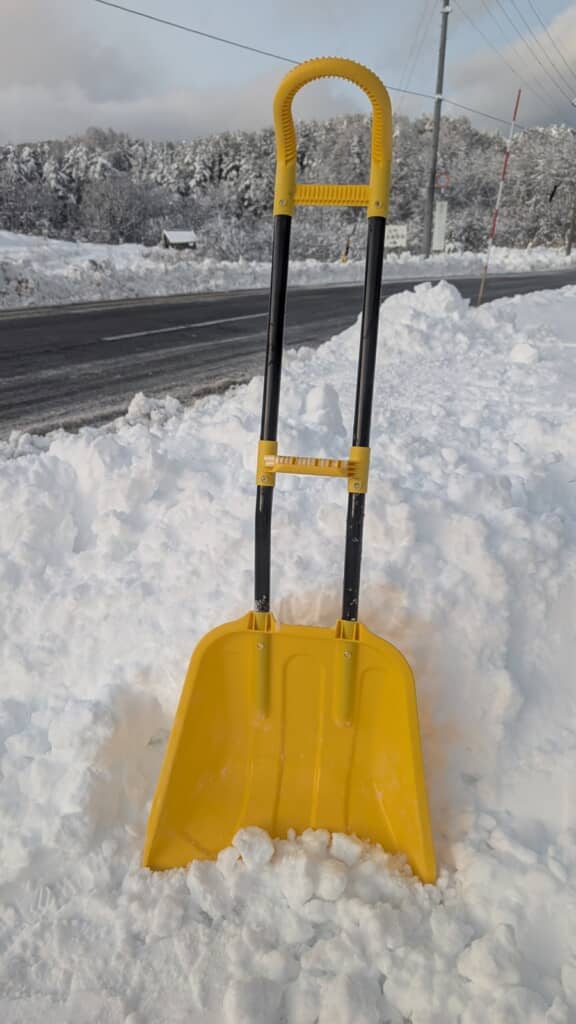 新たに購入した丈夫そうなスコップ