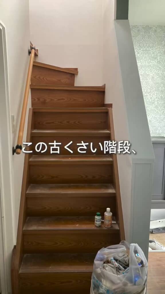 木目が見えている昔ながらの階段
