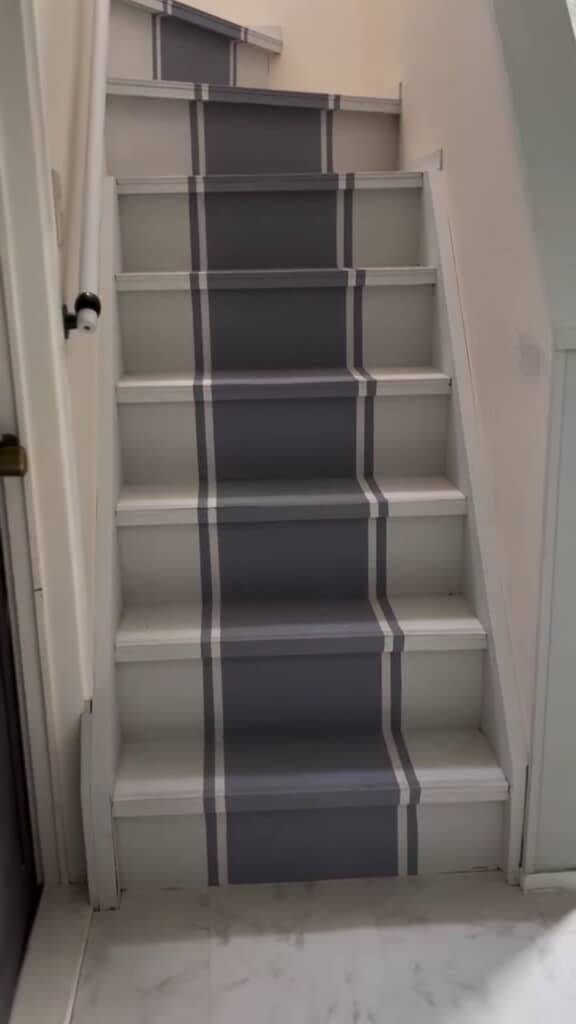 グレーに塗装され、床にはクッションフロアを貼った階段