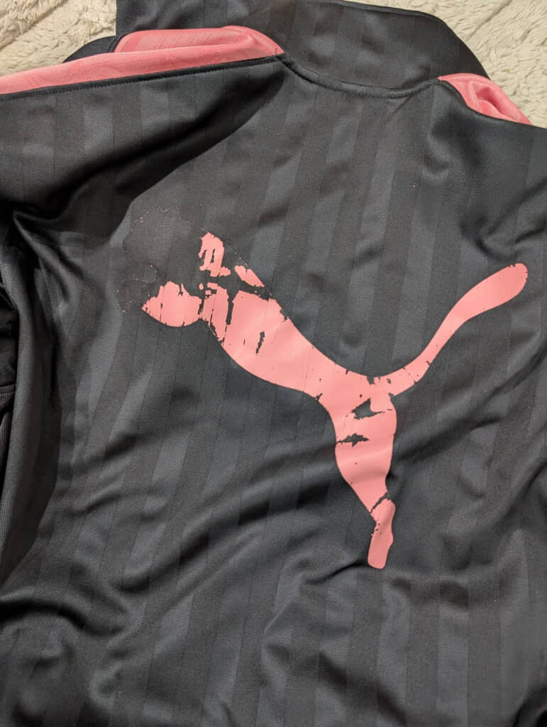 ロゴが無惨な姿に……