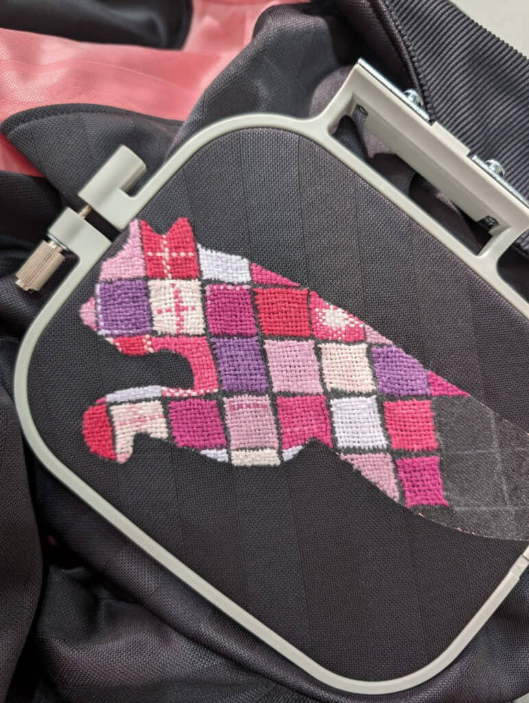 はがれかけたロゴを全て取り除いて刺しゅうを施すと……