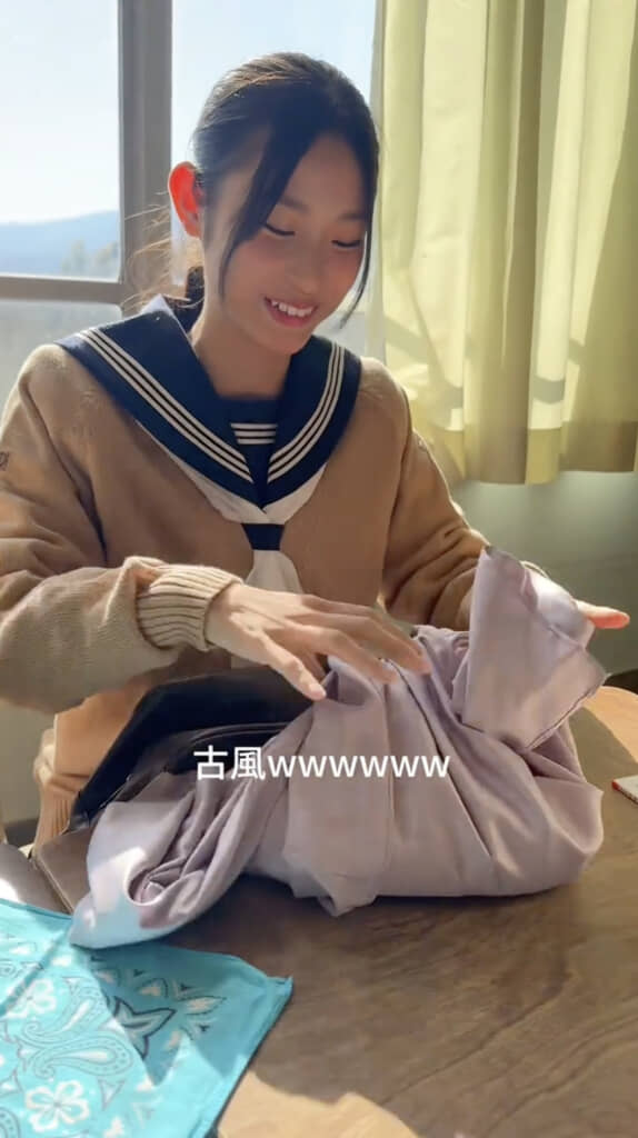 風呂敷包みの中から取り出したのは……