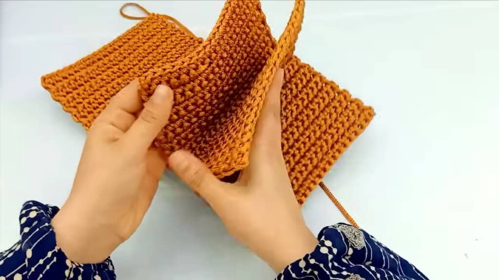 財布の正面、後ろ側、ポケット部分を編み上げたところ