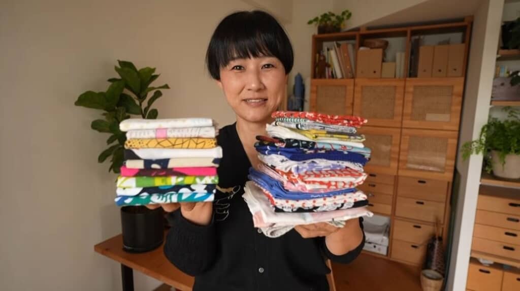 手ぬぐい（左）と手持ちのハンカチ（右）