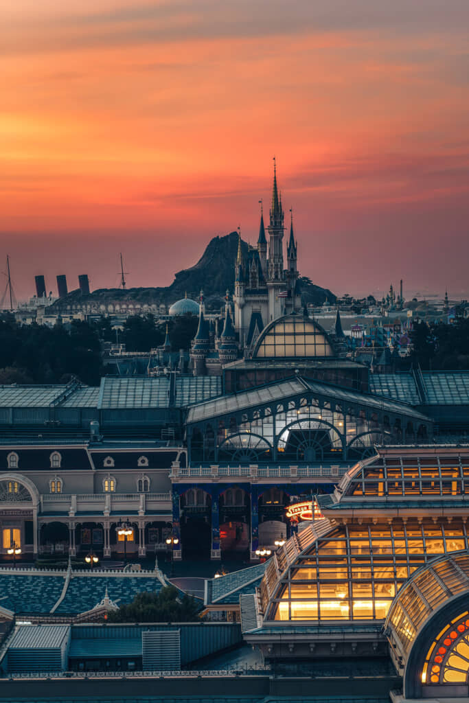鮮やかな朝焼けとパークの風景がマッチ