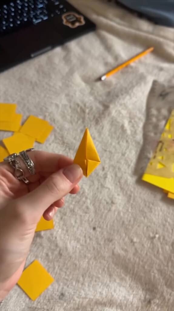 黄色い紙を折って作る星の王冠