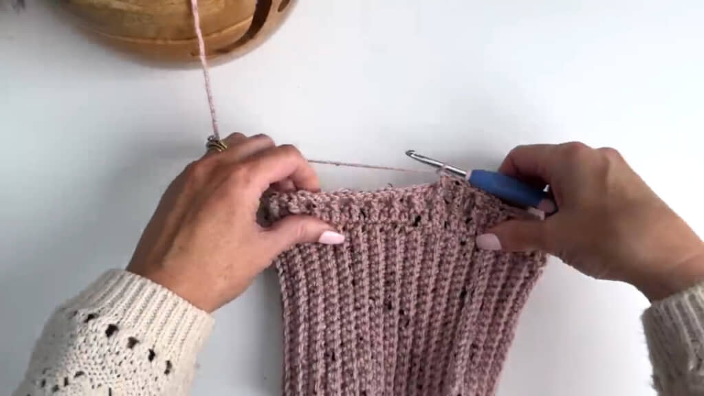 帽子の下から編み進めていき……