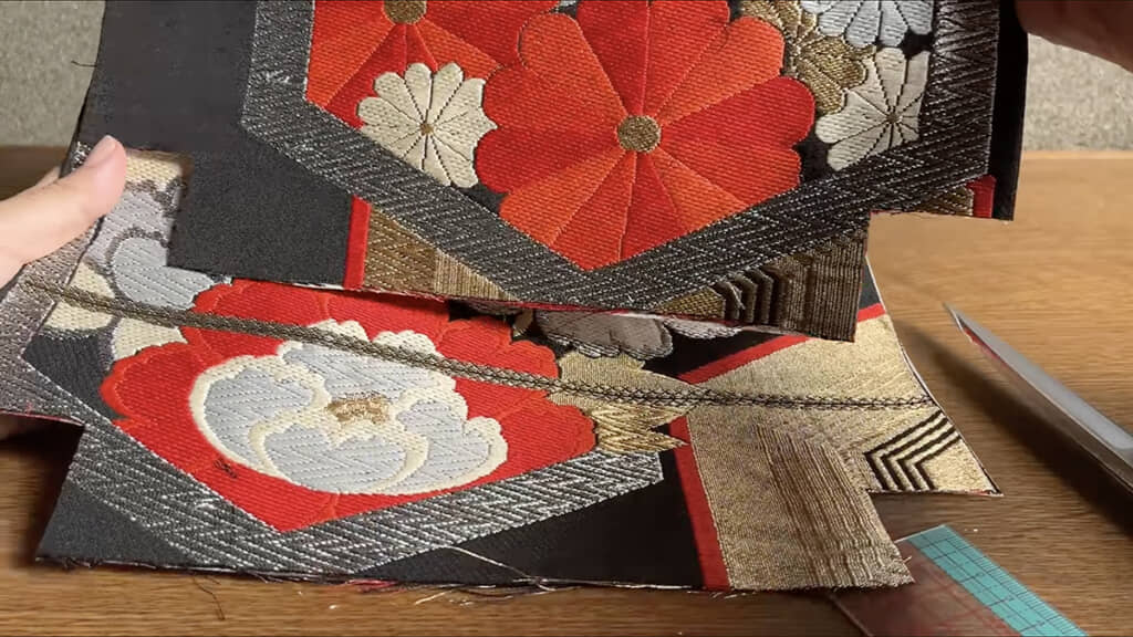 接着芯を貼ってからマチ部分を切り取って……