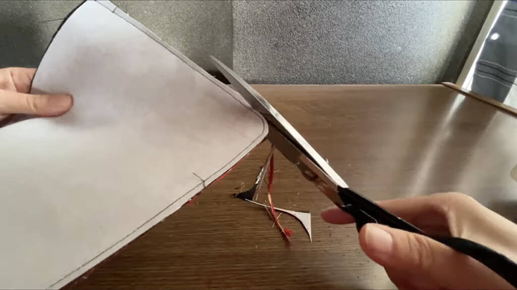 カーブに合わせて縫い代をカット