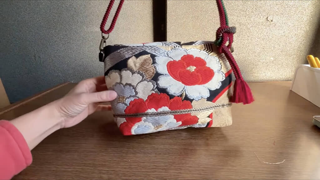帯締めで作ったショルダーストラップがかわいい
