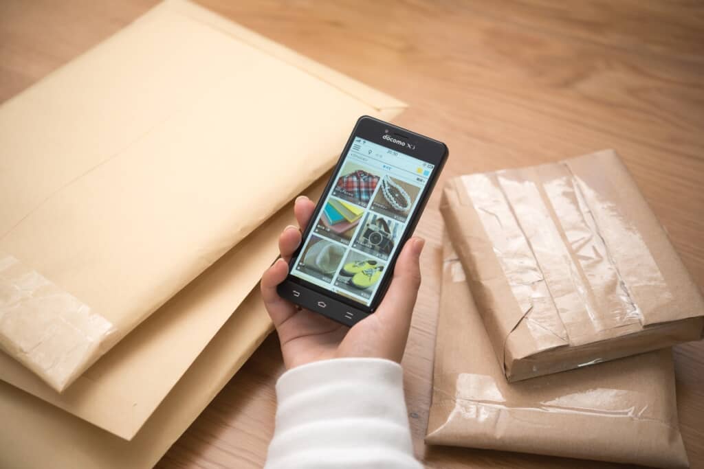 メルカリで購入した商品に同梱されていたのは……？（イメージ画像／出典：PIXTA）