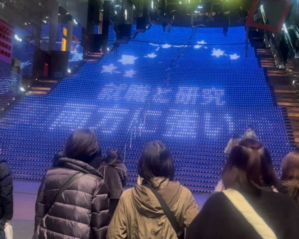 JR京都駅の大階段イルミネーション