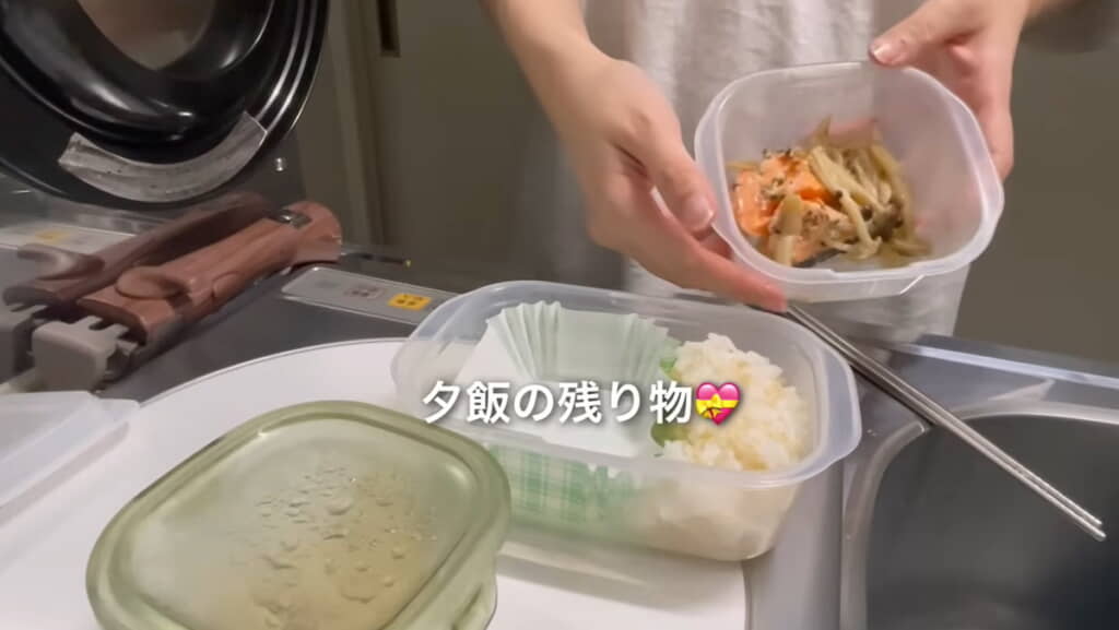 この日は夕飯の残り物を入れます