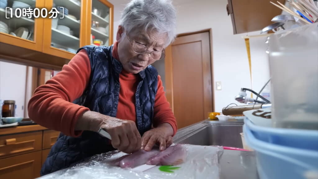 刺身にする前にアジの小骨を抜く
