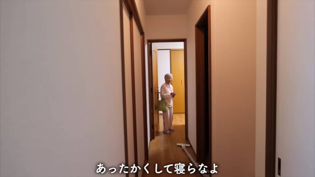 孫を気遣う言葉をかけながら寝室へ
