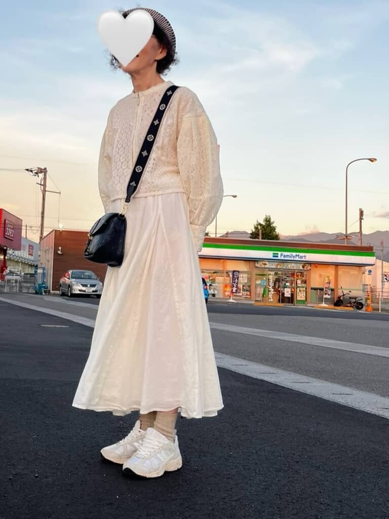 ホワイトで統一された「ふんわりコーディネート」