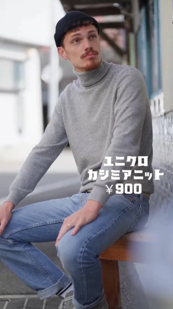 タートルネックのカシミアニットも似合う