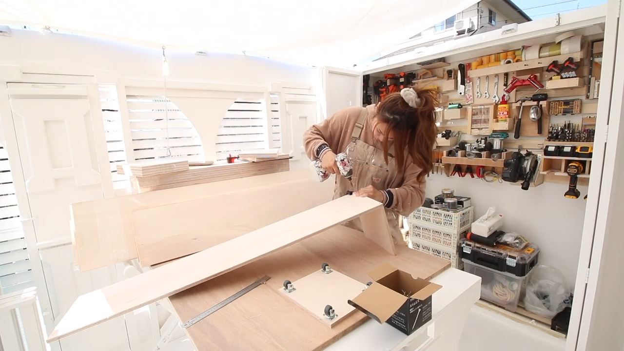 ラックのフレームを組み立て