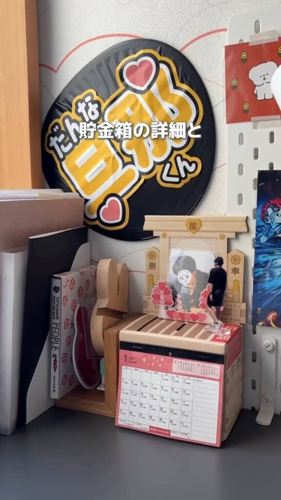 応援うちわまで添えられて、愛があふれすぎる祭壇に