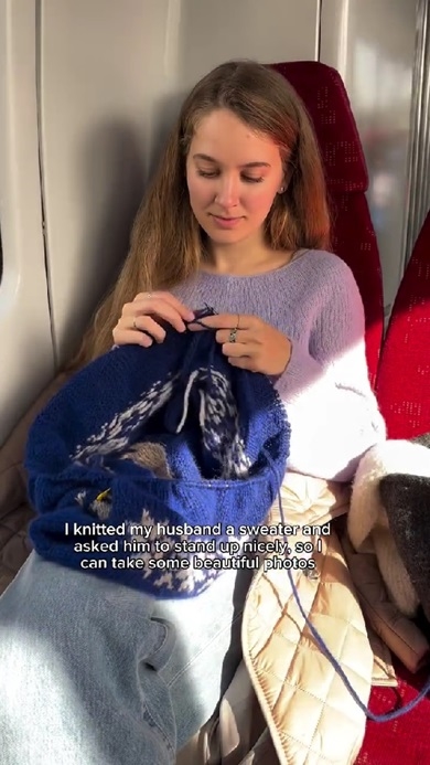 コツコツと編みものを進めるマリアさん（※画像はInstagramアカウント／@knitdietから）