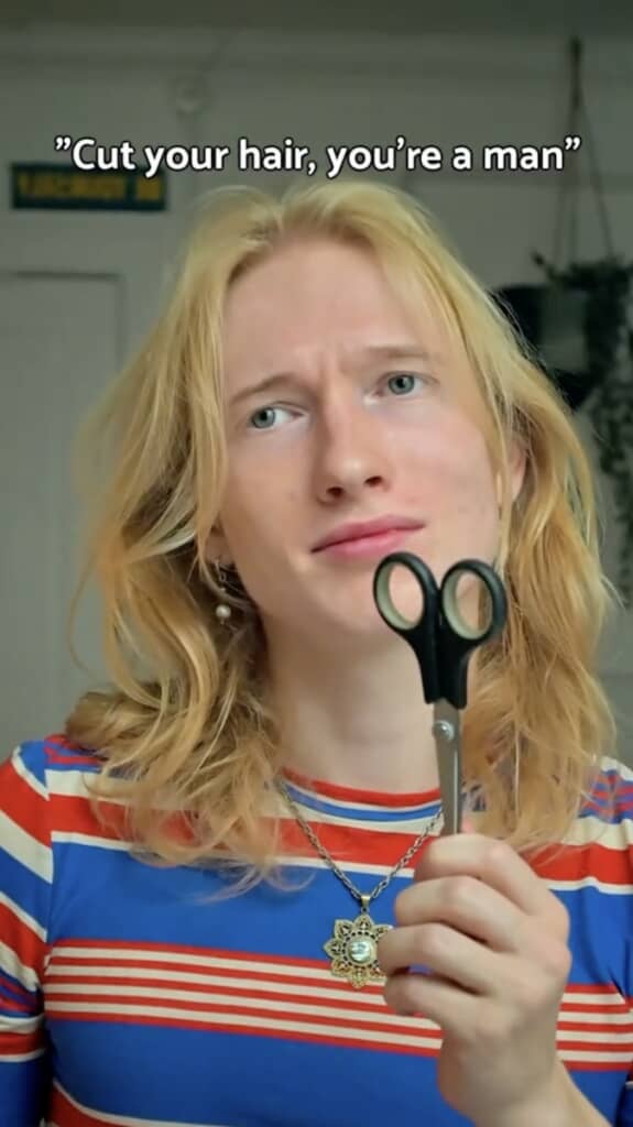 不服そうな表情を浮かべつつも、美容室に行くことにしたCalumさん（ビフォー）