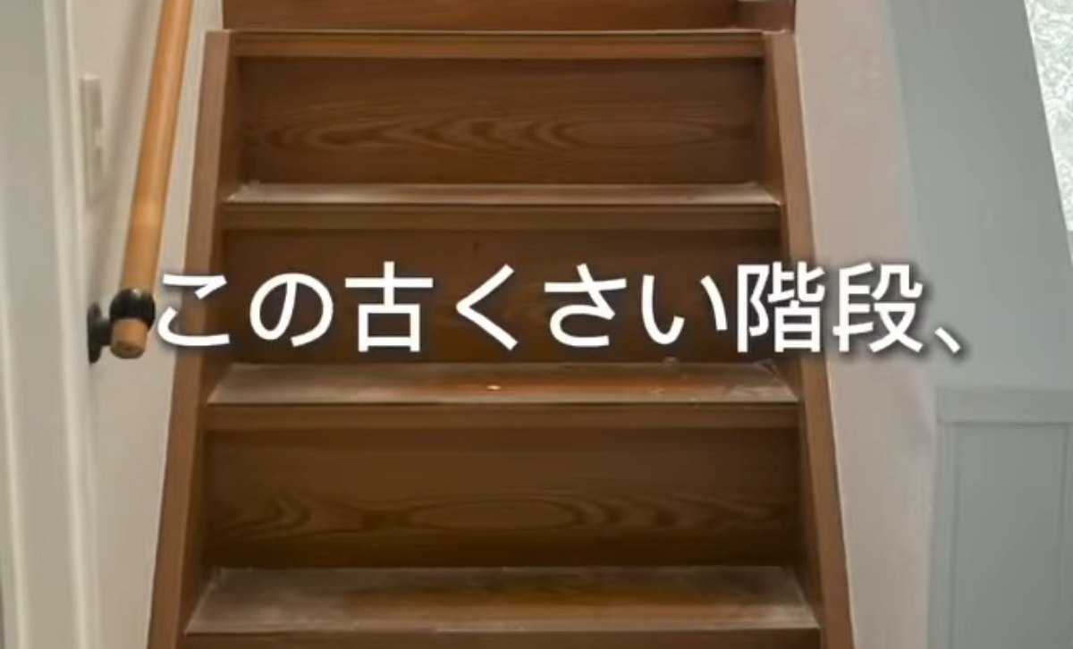 昭和の階段を、2児ママが“海外セレブ邸”風にDIYしたら→「すごーい！」「センスの塊」　生まれ変わった空間に「本当に尊敬」（1/3） | リフォーム・リノベーション・DIY ねとらぼ