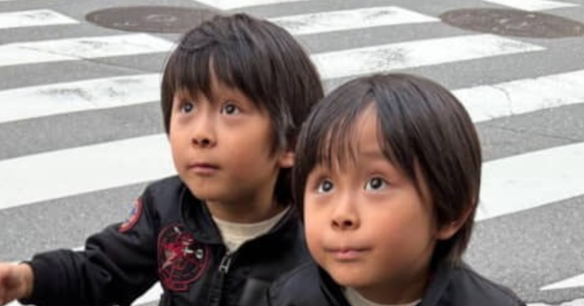 同じ方向を見つめる4歳の双子、足元に注目すると……　信号待ちのパパを見て起きた“まさかの光景”に「とにかく平和」「双子すぎる」（1/3） | 育児 ねとらぼ