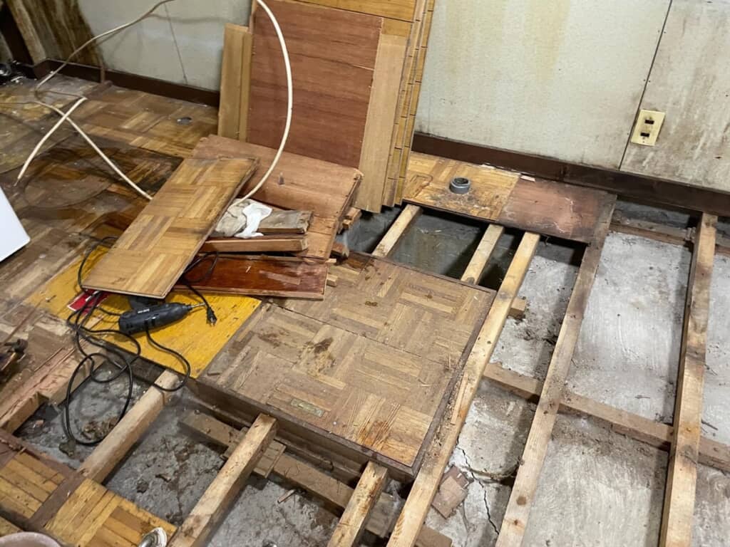 1階の床板を剥がした状態