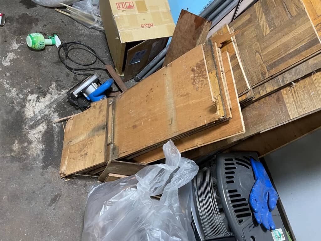 廃棄予定の床板