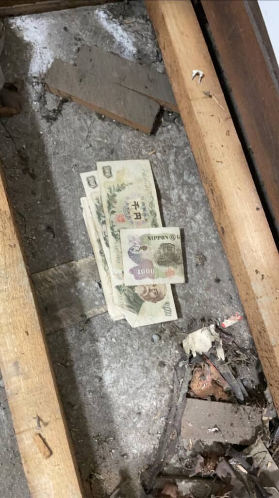 建材の間に置かれている紙の束