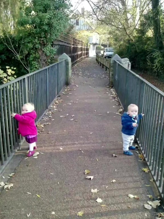 赤ちゃんのころの2人／画像引用：ニコラ（@nicky_p80）さん