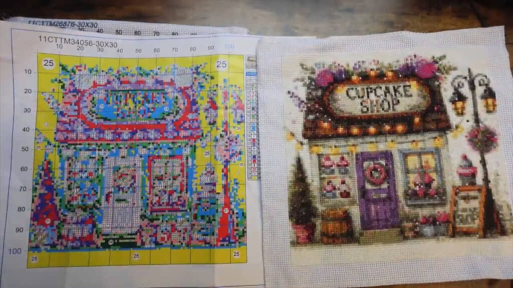 こちらも同じくクロスステッチのキットで制作した作品。洗濯して印刷パターンがきれいに消えています（画像右）