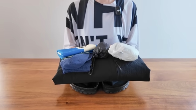 軽量化した衣類を重ねている