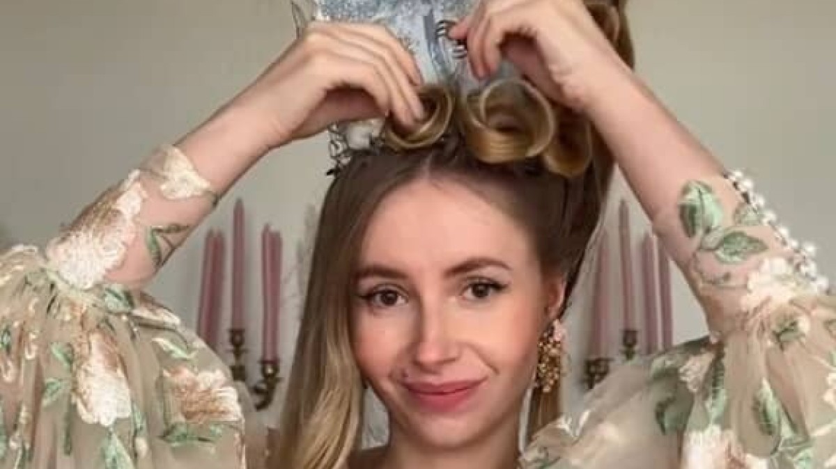 ワイヤーを組んで頭に乗せ、ウィッグをつけていくと…… 19世紀の貴婦人