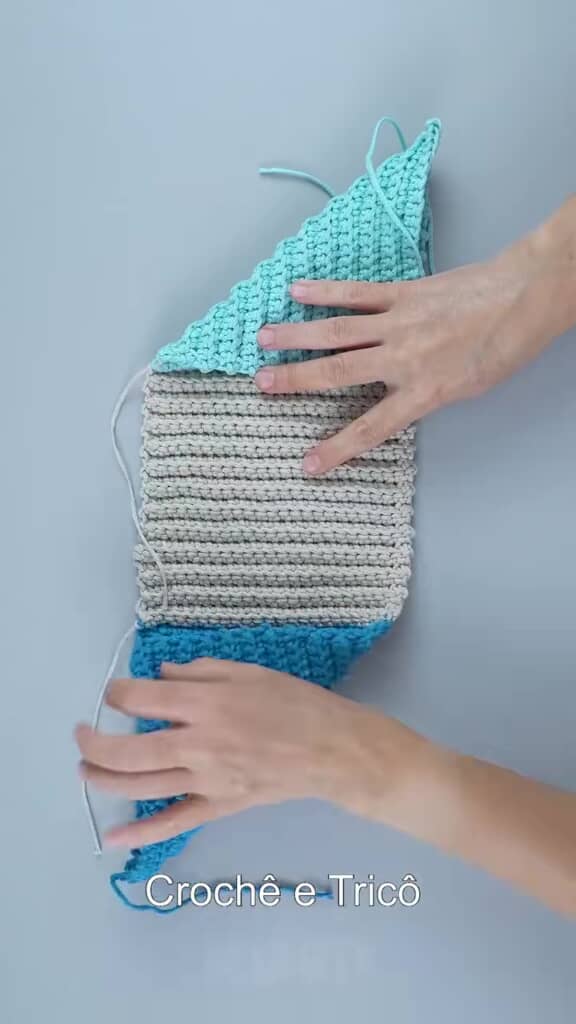 水色・白・青の正方形がつながった編み地