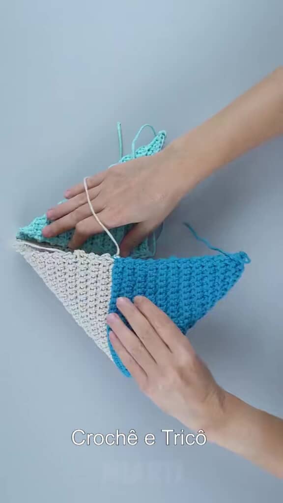 編み地を折っている途中の様子