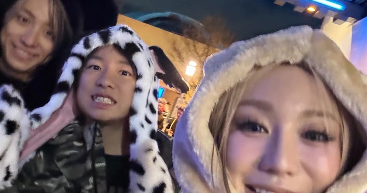 倖田來未、身長追い越した13歳息子が“激レア顔出し” 家族ディズニー写真に「美形すぎます」「息子さんもイケメン」(1/2) | エンタメ ねとらぼ