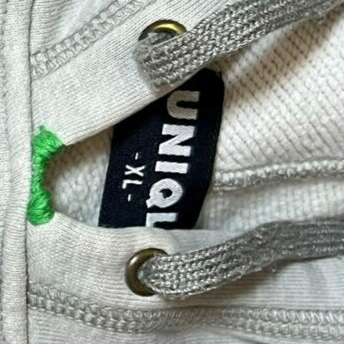 父にもらったユニクロのパーカー、娘が刺しゅう糸でリメイク！　ひと手間で驚きの仕上がりに「天才」「真似させてもらお〜」 | ライフスタイル ねとらぼ