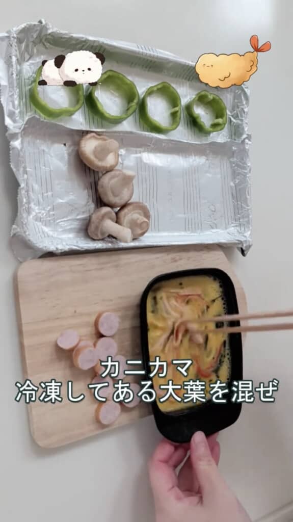 ウインナーを切り、卵焼きの準備