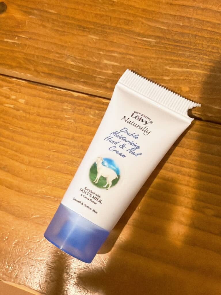 まずは穴開けパンチを使ってみましたが、穴が大きくなりすぎて失敗