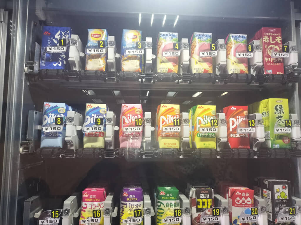 商品の番号を指定して買うタイプの自販機。豆乳っぽい1番の正体は……