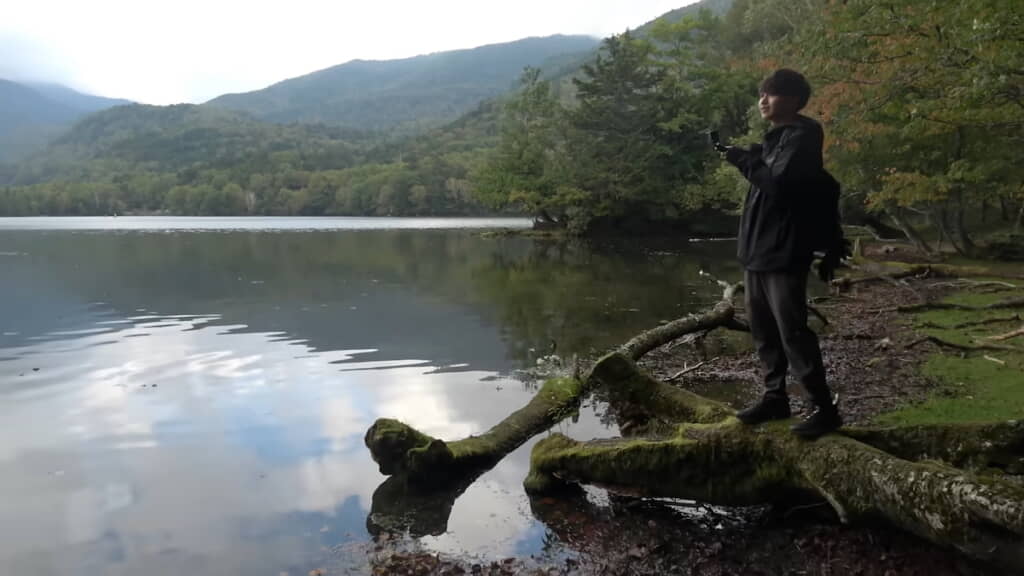 2人で湖周辺を散策