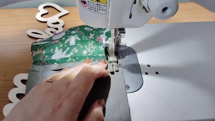 2セットある表布と内布をミシンで縫い合わせる様子