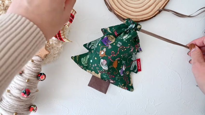 口が閉じた状態のクリスマスツリー形巾着