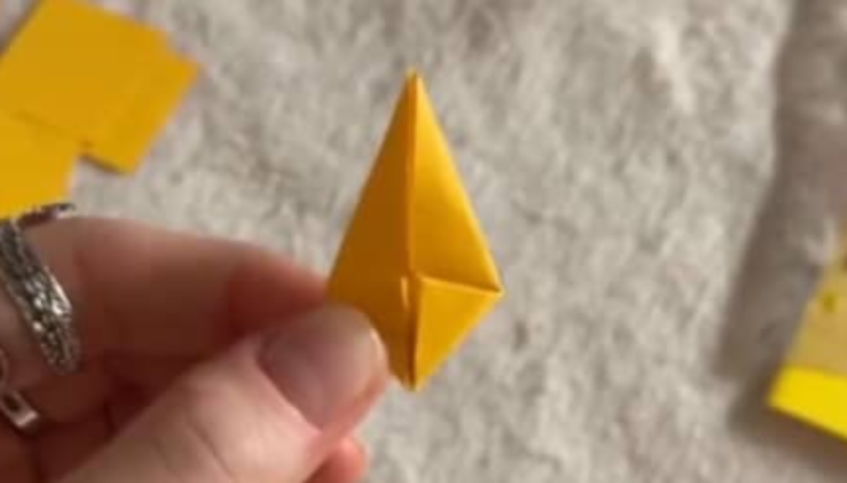 黄色の小さい紙をパタパタ折って、大量に作ると……　クリスマスにぴったりなアイテムが820万再生「作ってみたい！」【海外】（1/3） | ハンドメイド ねとらぼ